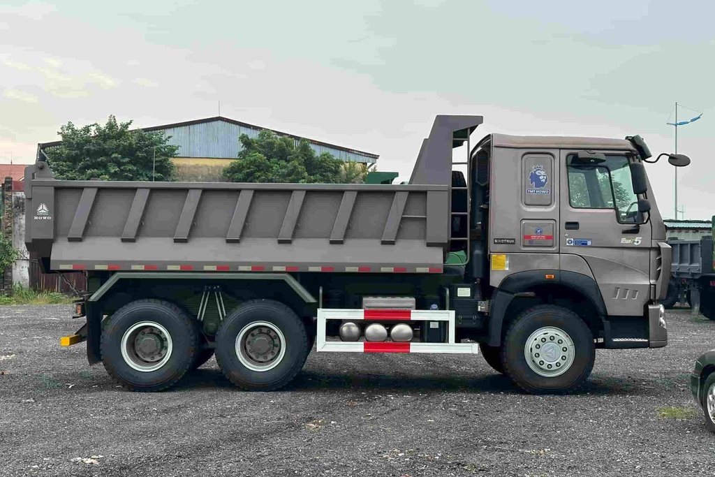 Xe Tải HOWO 3 Chân Giá Tốt Tải Trọng Cao Chở Hàng Nặng Hiệu Quả
