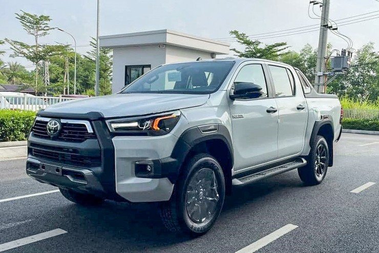 Giá xe bán tải Toyota tại đại lý hiện nay có bất ngờ không